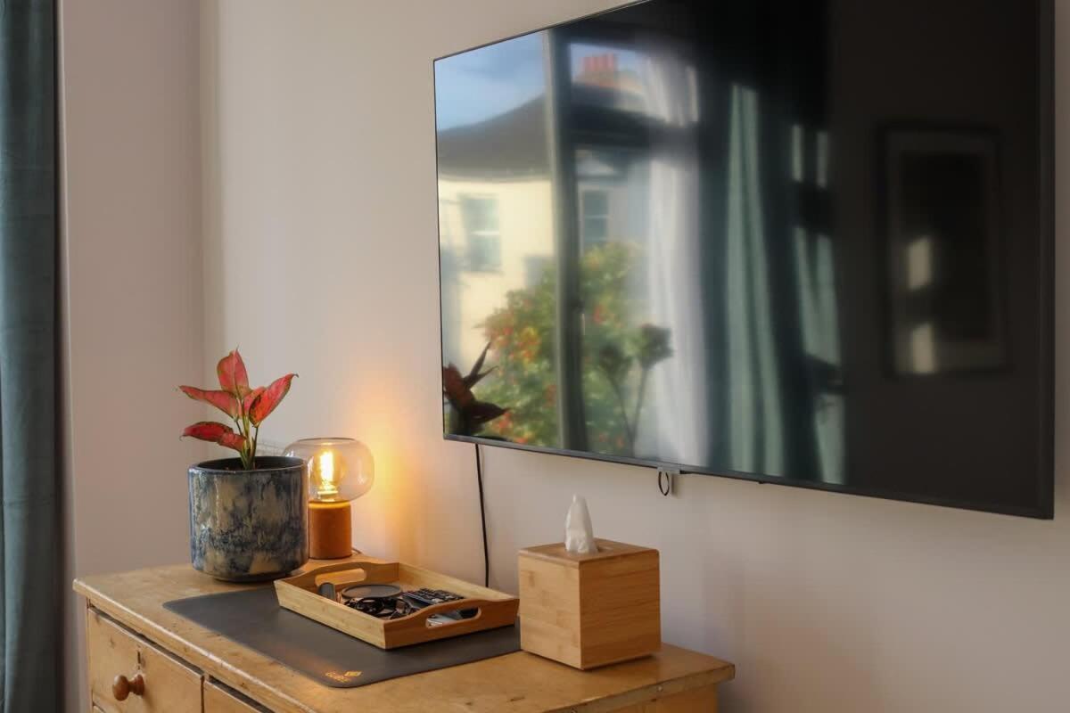 Modern Double Bedroom In City Apartment Room 1 London Kültér fotó