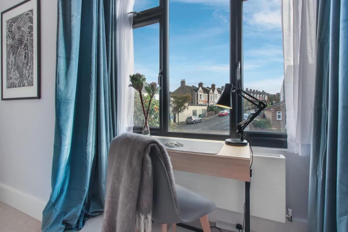Modern Double Bedroom In City Apartment Room 1 London Kültér fotó